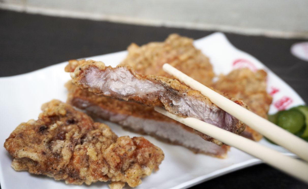 台北萬華│金滿園排骨(原金園排骨武昌店)│西門町必吃,排骨內嫩外酥,黑胡椒香濃郁,附2026年最新菜單 - 第2張圖 台北萬華│金滿園排骨(原金園排骨武昌店)│西門町必吃,排骨內嫩外酥,黑胡椒香濃郁,附2026年最新菜單