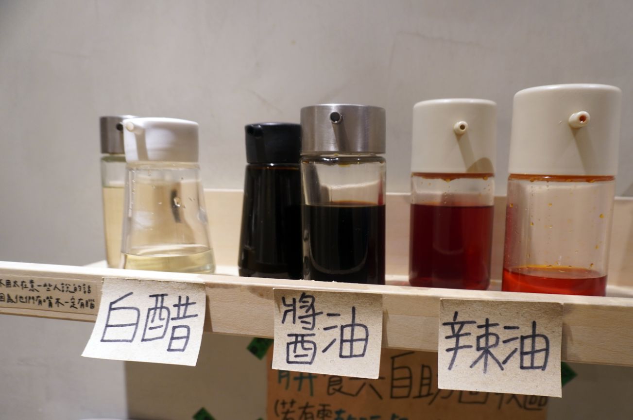 基隆仁愛｜平實豆漿｜超人氣古早味早餐，加入友善環境概念，用玻璃杯裝豆漿，以碗裝飯糰