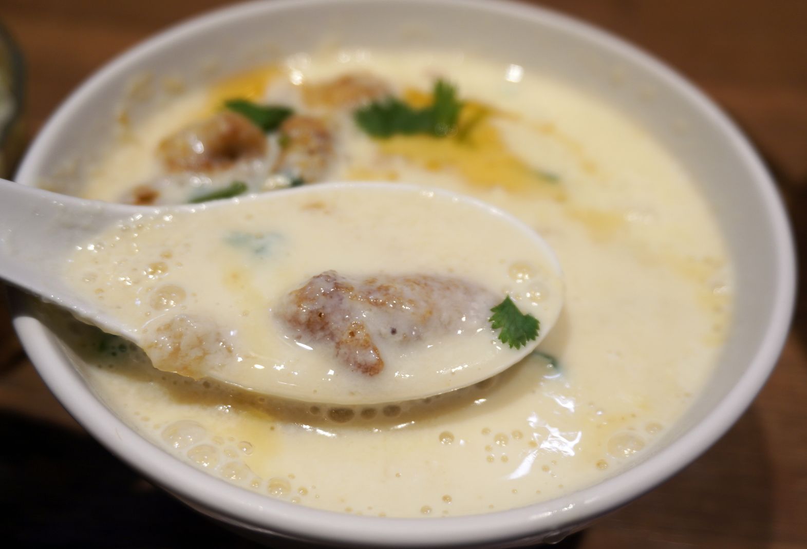 基隆仁愛｜平實豆漿｜超人氣古早味早餐，加入友善環境概念，用玻璃杯裝豆漿，以碗裝飯糰