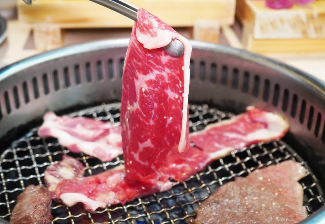 【桃園】燒肉道｜燒肉火鍋吃到飽推薦，全台第一間軌道送餐燒肉店