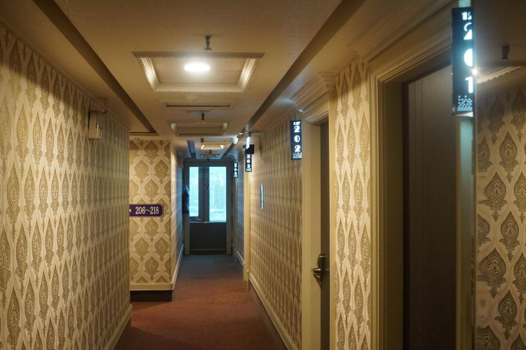 【新北市】金色年代旅店︱鄰近捷運府中站的平價商務旅館，一樓有