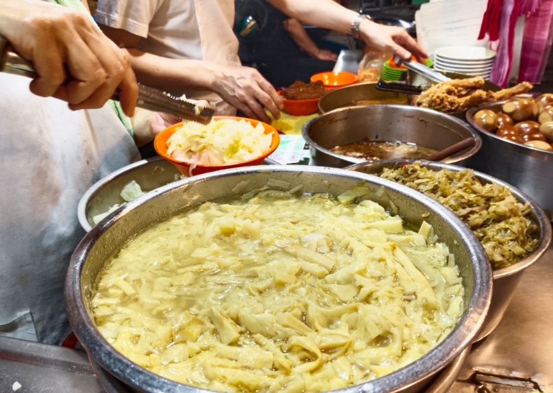 基隆廟口美食|21號魯排骨飯|超人氣排骨飯,先炸後魯,味道豐富,最推旗魚飯 - 第6張圖