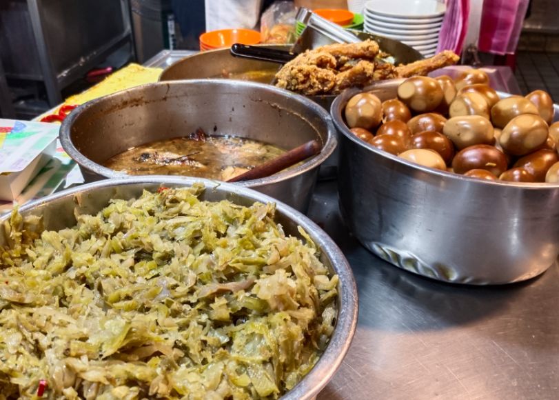 基隆廟口美食|21號魯排骨飯|超人氣排骨飯,先炸後魯,味道豐富,最推旗魚飯 - 第7張圖