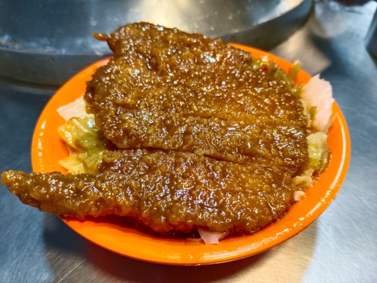 基隆廟口美食|21號魯排骨飯|超人氣排骨飯,先炸後魯,味道豐富,最推旗魚飯 - 第11張圖