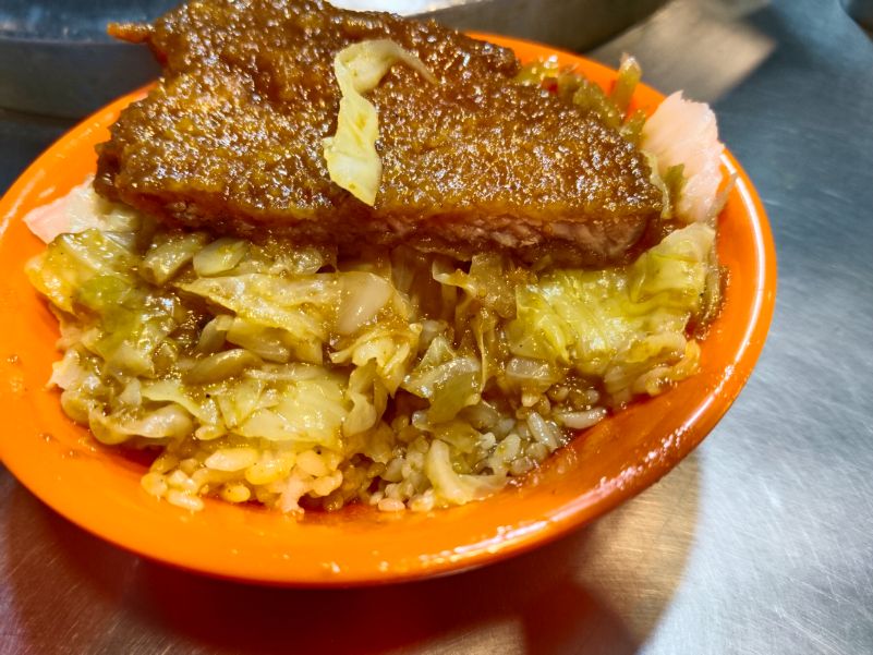 基隆廟口美食|21號魯排骨飯|超人氣排骨飯,先炸後魯,味道豐富,最推旗魚飯 - 第12張圖