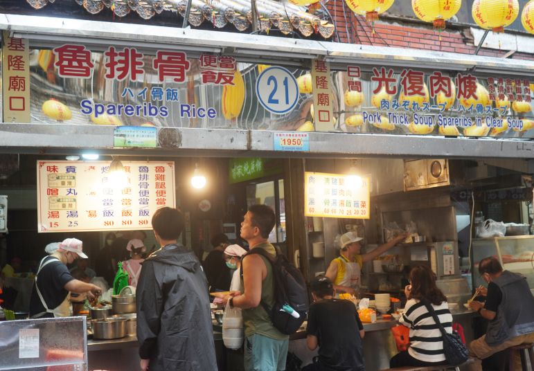 基隆廟口美食|21號魯排骨飯|超人氣排骨飯,先炸後魯,味道豐富,最推旗魚飯 - 第3張圖