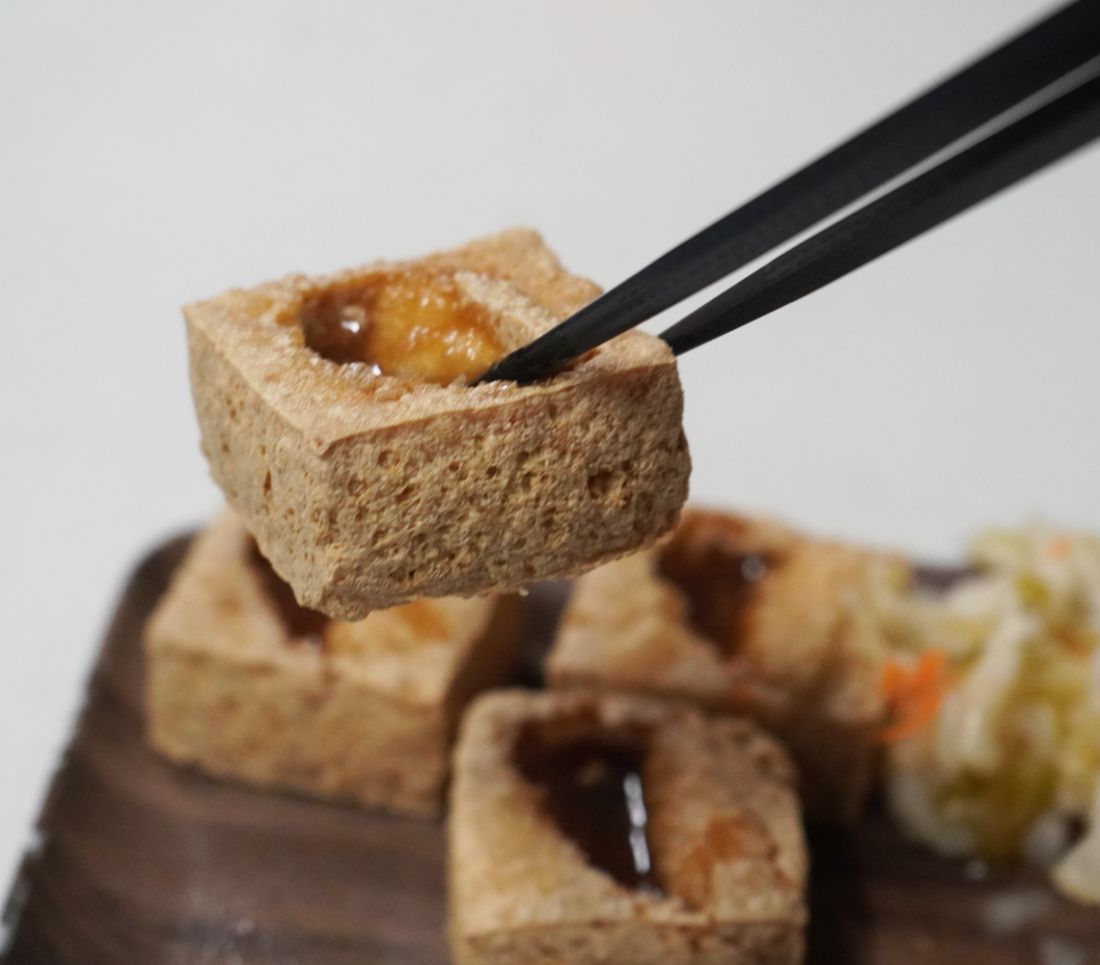 新竹東區|阿平臭豆腐|東門市場美食推薦,臭豆腐外酥內嫩,還有串燒、炸物跟湯品可供選擇 - 第9張圖