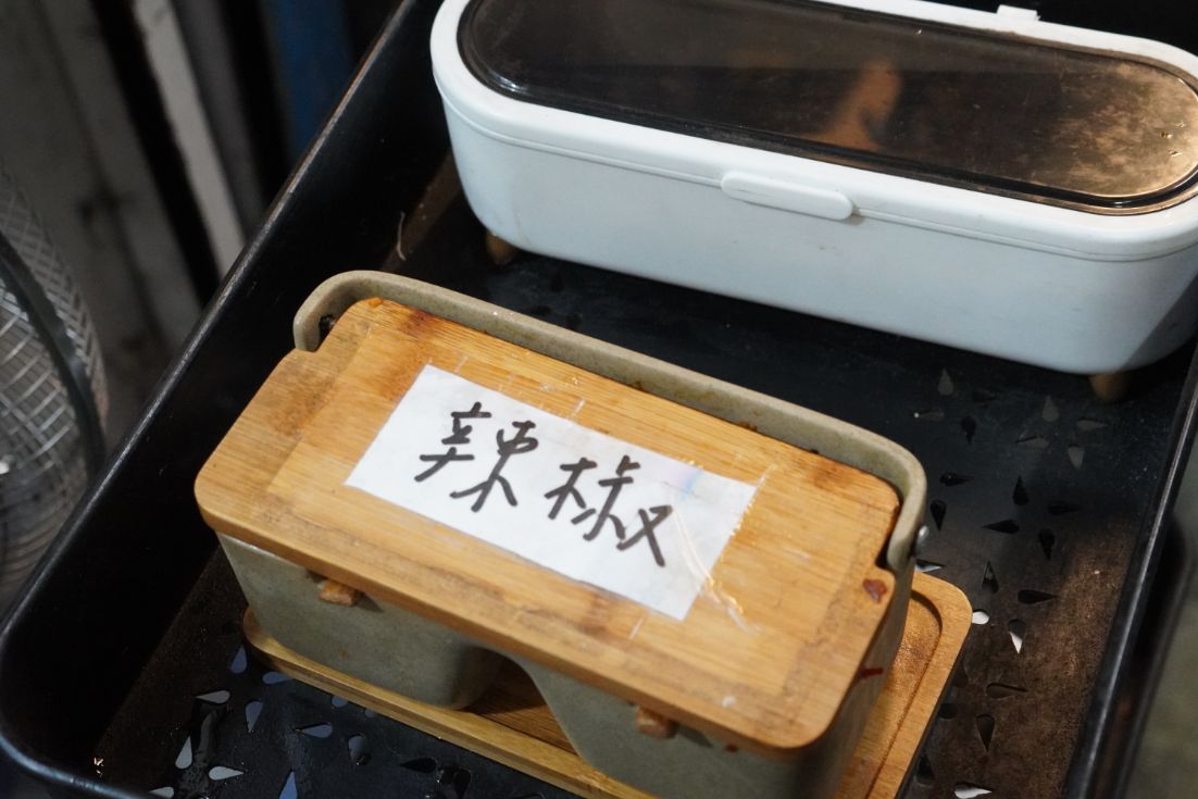 新竹東區|阿平臭豆腐|東門市場美食推薦,臭豆腐外酥內嫩,還有串燒、炸物跟湯品可供選擇 - 第4張圖