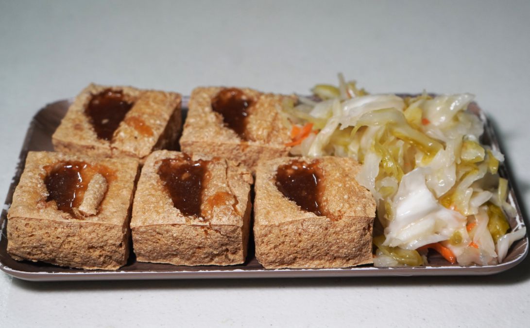 新竹東區|阿平臭豆腐|東門市場美食推薦,臭豆腐外酥內嫩,還有串燒、炸物跟湯品可供選擇 - 第6張圖