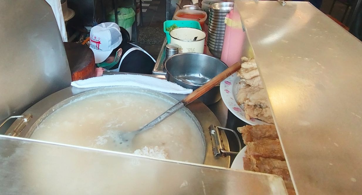 基隆廟口夜市|42號鹹粥|24小時營業的銅板美食,深夜來一碗超暖身 - 第6張圖