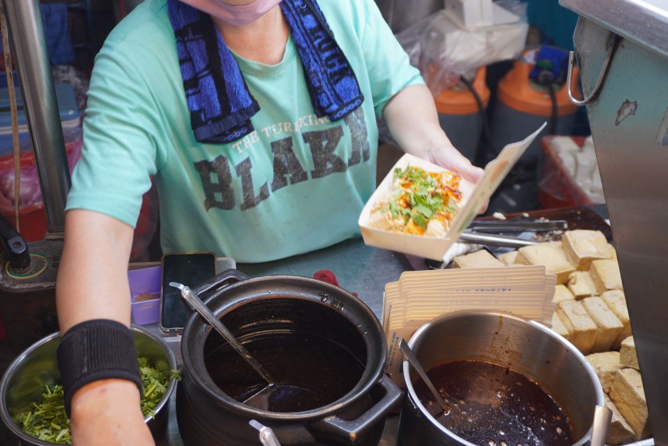 台中西屯|金牌巨無霸香酥臭豆腐|來逢甲推薦必吃臭豆腐,滿滿一盒,外酥內嫩的好味道 - 第5張圖