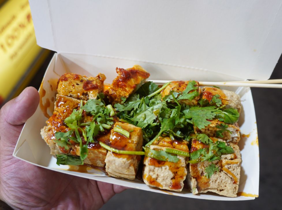 台中西屯|金牌巨無霸香酥臭豆腐|來逢甲推薦必吃臭豆腐,滿滿一盒,外酥內嫩的好味道 - 第2張圖