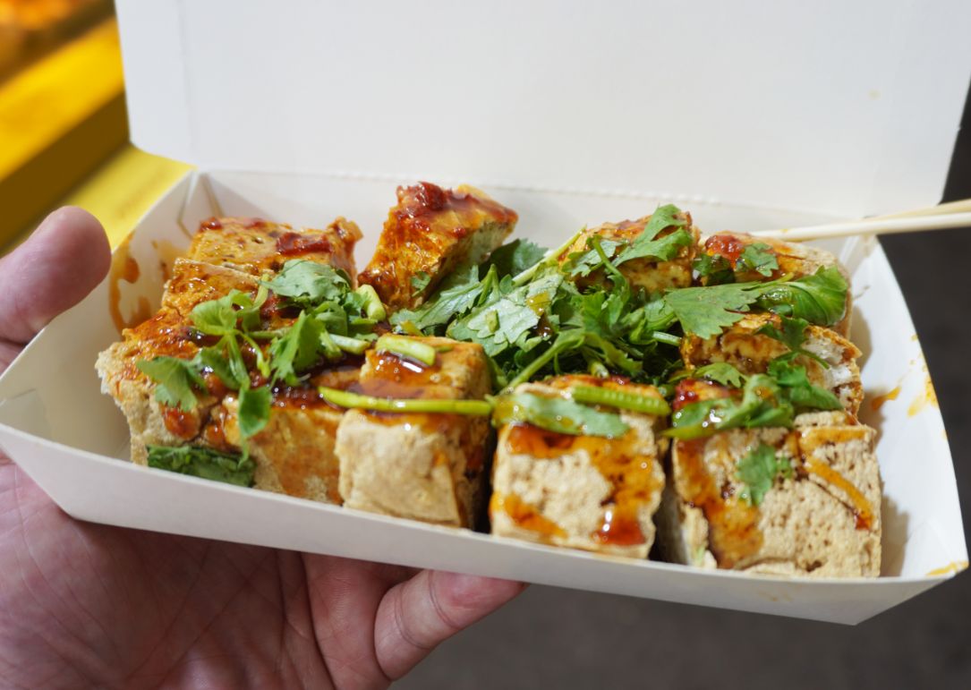 台中西屯|金牌巨無霸香酥臭豆腐|來逢甲推薦必吃臭豆腐,滿滿一盒,外酥內嫩的好味道 - 第7張圖
