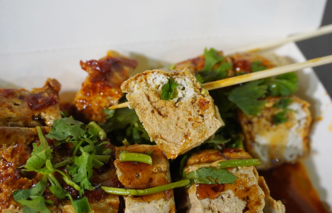 台中西屯|金牌巨無霸香酥臭豆腐|來逢甲推薦必吃臭豆腐,滿滿一盒,外酥內嫩的好味道 - 第8張圖