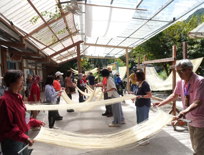 石碇一日遊|第三屆百人植物染|淡蘭古道走讀,體驗拉麵線,感受薯榔染的魅力 - 第27張圖 石碇一日遊|第三屆百人植物染|淡蘭古道走讀,體驗拉麵線,感受薯榔染的魅力