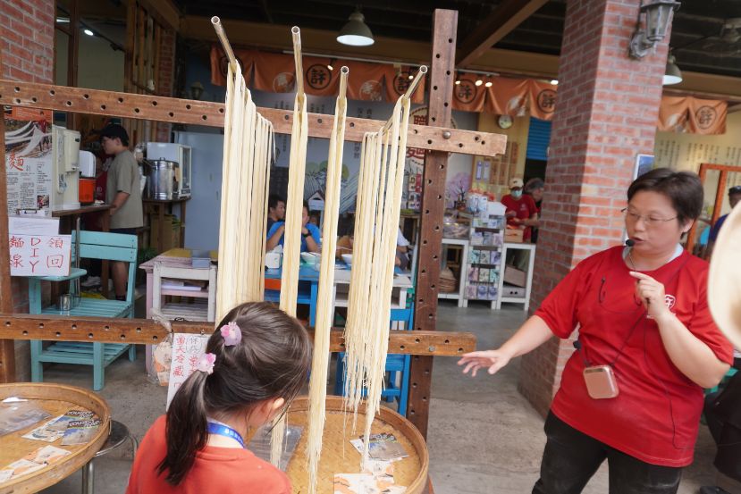 石碇一日遊|第三屆百人植物染|淡蘭古道走讀,體驗拉麵線,感受薯榔染的魅力 - 第25張圖 石碇一日遊|第三屆百人植物染|淡蘭古道走讀,體驗拉麵線,感受薯榔染的魅力