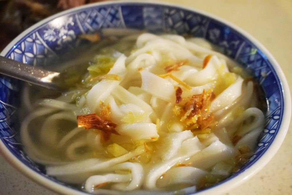 基隆仁愛｜孝三路無名粿仔湯｜美食小吃推薦，湯頭醇厚，小菜品項豐富，一碗粿仔湯只需30元！