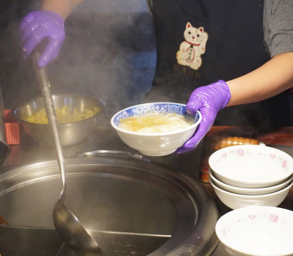 基隆仁愛｜孝三路無名粿仔湯｜美食小吃推薦，湯頭醇厚，小菜品項豐富，一碗粿仔湯只需30元！