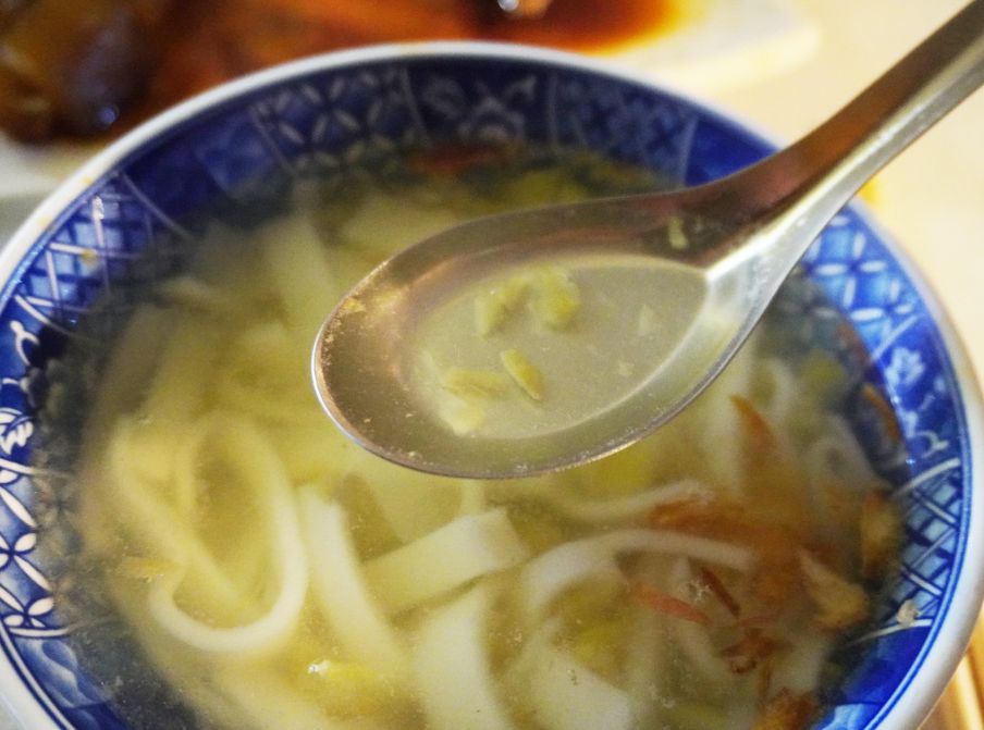 基隆仁愛｜孝三路無名粿仔湯｜美食小吃推薦，湯頭醇厚，小菜品項豐富，一碗粿仔湯只需30元！