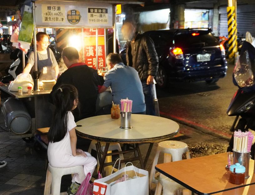 基隆仁愛｜孝三路無名粿仔湯｜美食小吃推薦，湯頭醇厚，小菜品項豐富，一碗粿仔湯只需30元！