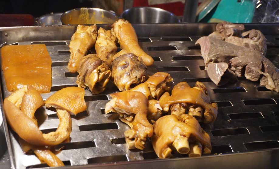 基隆仁愛｜孝三路無名粿仔湯｜美食小吃推薦，湯頭醇厚，小菜品項豐富，一碗粿仔湯只需30元！