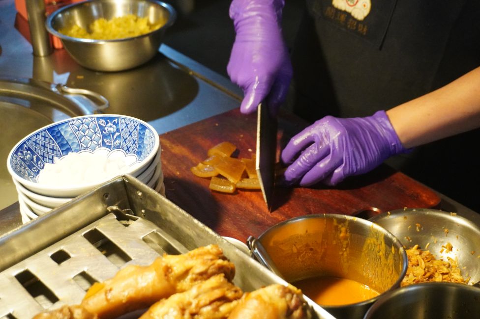 基隆仁愛｜孝三路無名粿仔湯｜美食小吃推薦，湯頭醇厚，小菜品項豐富，一碗粿仔湯只需30元！