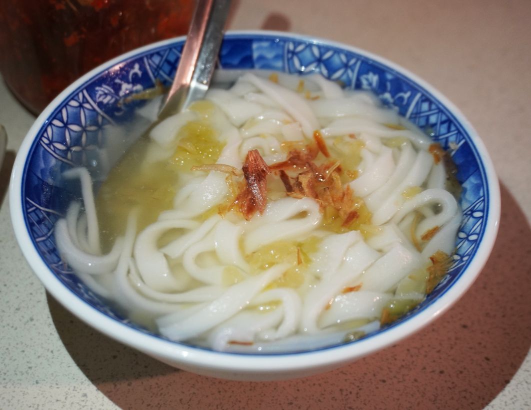 基隆仁愛｜孝三路無名粿仔湯｜美食小吃推薦，湯頭醇厚，小菜品項豐富，一碗粿仔湯只需30元！