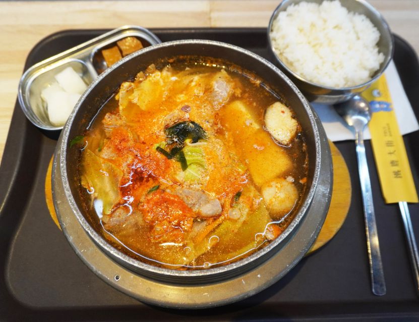 台中中區|韓石食堂台中車站店|鐵鹿大街平價美食,泡菜豬肉豆腐鍋推薦必吃 - 第2張圖
