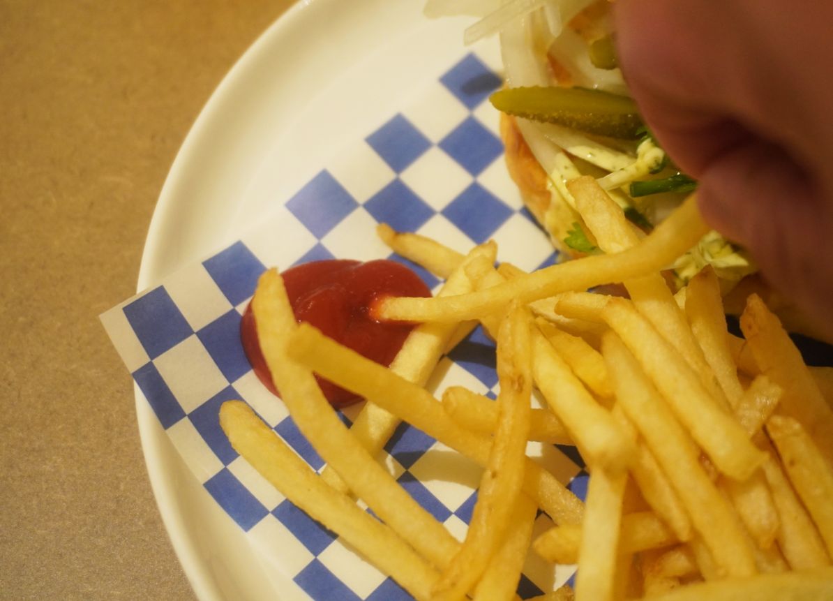 基隆仁愛|SUKI Burger|裝潢充滿90年代復古風,美式炸雞堡風味豐富,搭配酥脆薯條,吃起來很過癮 - 第23張圖