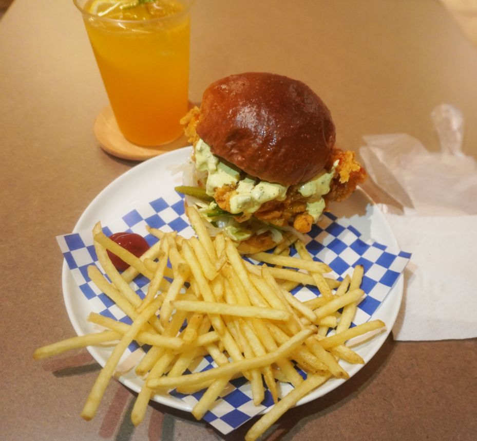 基隆仁愛|SUKI Burger|裝潢充滿90年代復古風,美式炸雞堡風味豐富,搭配酥脆薯條,吃起來很過癮 - 第4張圖