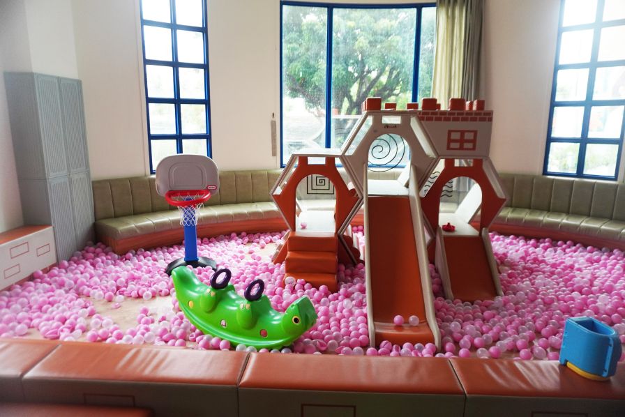 台東住宿|忘憂館景觀旅店|超人氣親子飯店,外觀帶有希臘地中海風格,夢幻粉紅球池讓孩子盡情放電 - 第9張圖