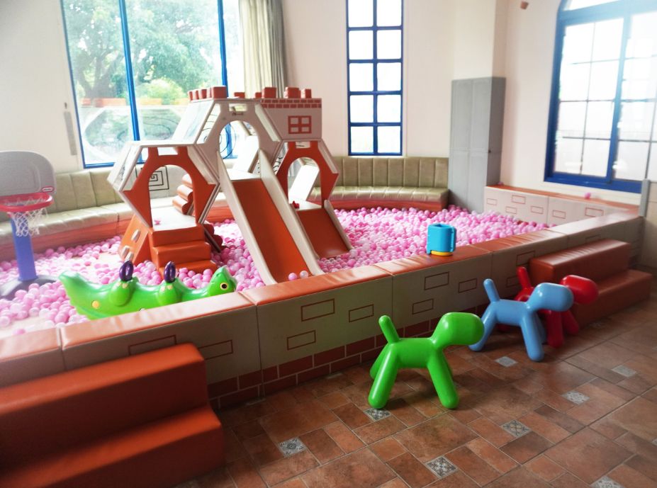 台東住宿|忘憂館景觀旅店|超人氣親子飯店,外觀帶有希臘地中海風格,夢幻粉紅球池讓孩子盡情放電 - 第15張圖