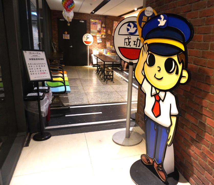 台東住宿|旅人驛站鐵花文創館|鄰近波浪屋的商務旅館,空間簡約乾淨 - 第2張圖