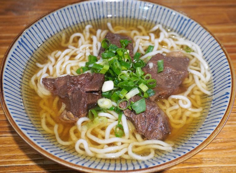 台北中山｜東館牛麵食館｜朝日新聞兩度報導，湯頭以天然中藥搭配番茄熬製而成，濃郁醇厚，牛肉帶筋口感Q彈
