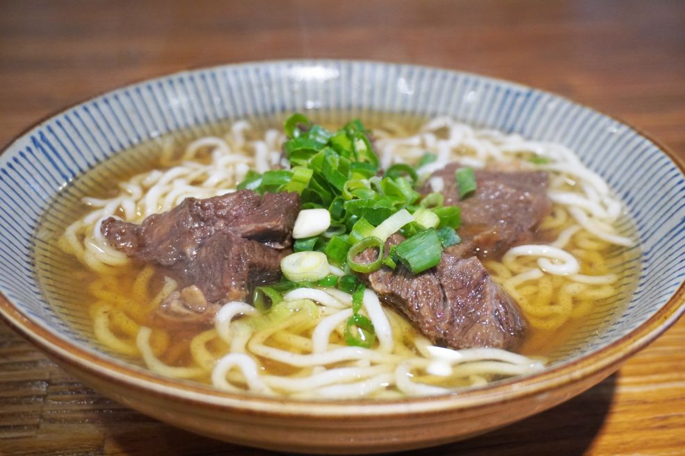 台北中山｜東館牛麵食館｜朝日新聞兩度報導，湯頭以天然中藥搭配番茄熬製而成，濃郁醇厚，牛肉帶筋口感Q彈