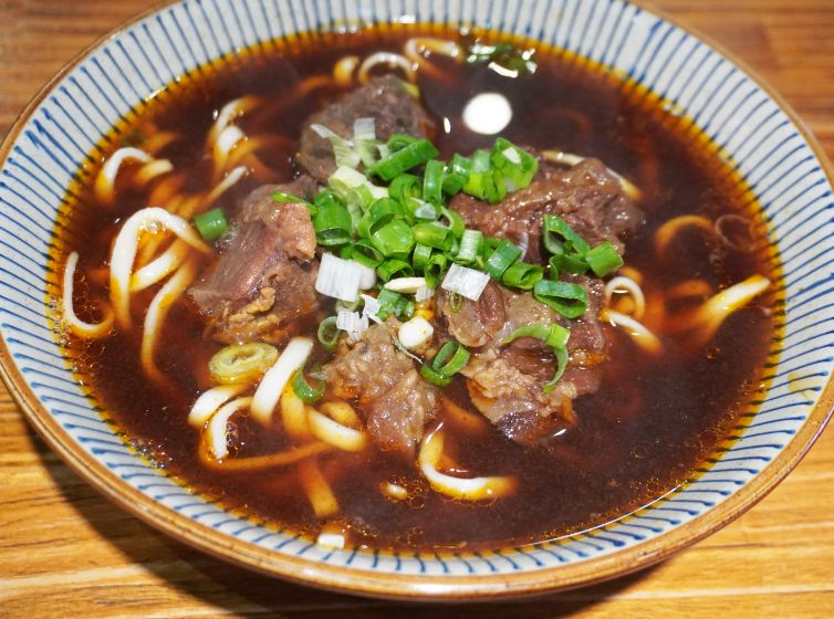 台北中山｜東館牛麵食館｜朝日新聞兩度報導，湯頭以天然中藥搭配番茄熬製而成，濃郁醇厚，牛肉帶筋口感Q彈