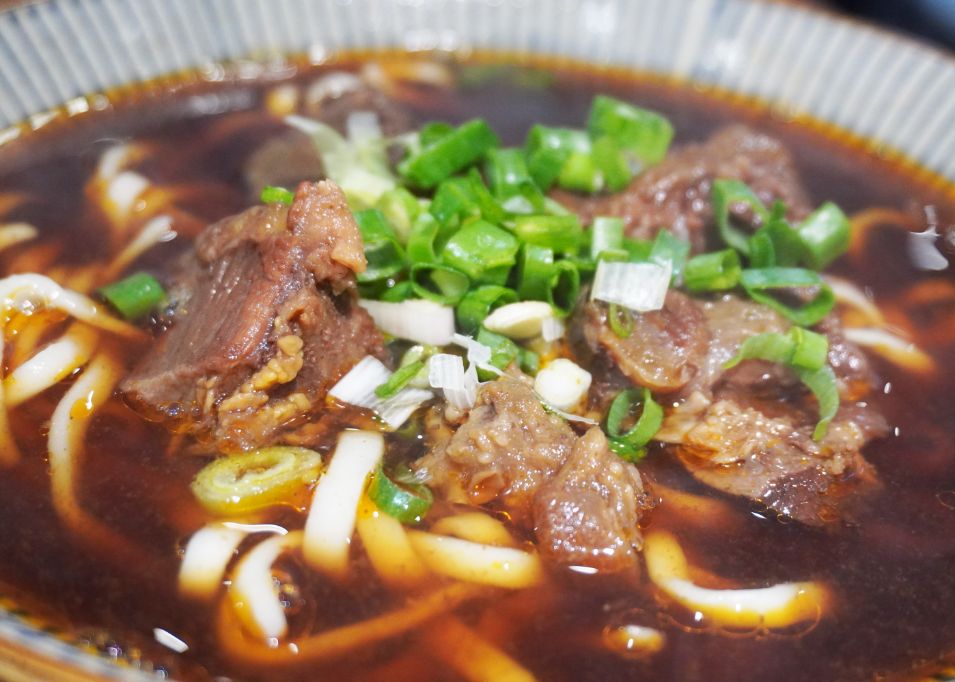 台北中山｜東館牛麵食館｜朝日新聞兩度報導，湯頭以天然中藥搭配番茄熬製而成，濃郁醇厚，牛肉帶筋口感Q彈
