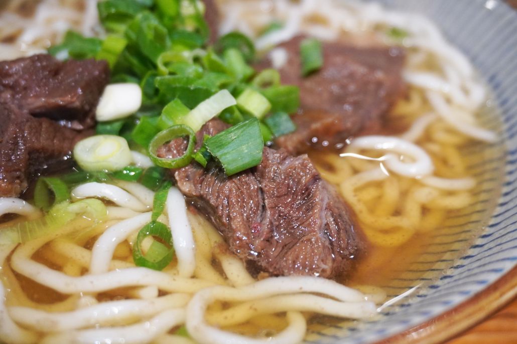 台北中山｜東館牛麵食館｜朝日新聞兩度報導，湯頭以天然中藥搭配番茄熬製而成，濃郁醇厚，牛肉帶筋口感Q彈