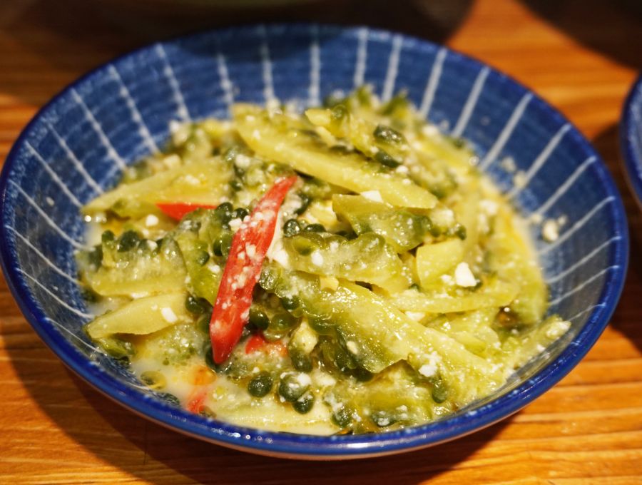 台北中山｜東館牛麵食館｜朝日新聞兩度報導，湯頭以天然中藥搭配番茄熬製而成，濃郁醇厚，牛肉帶筋口感Q彈