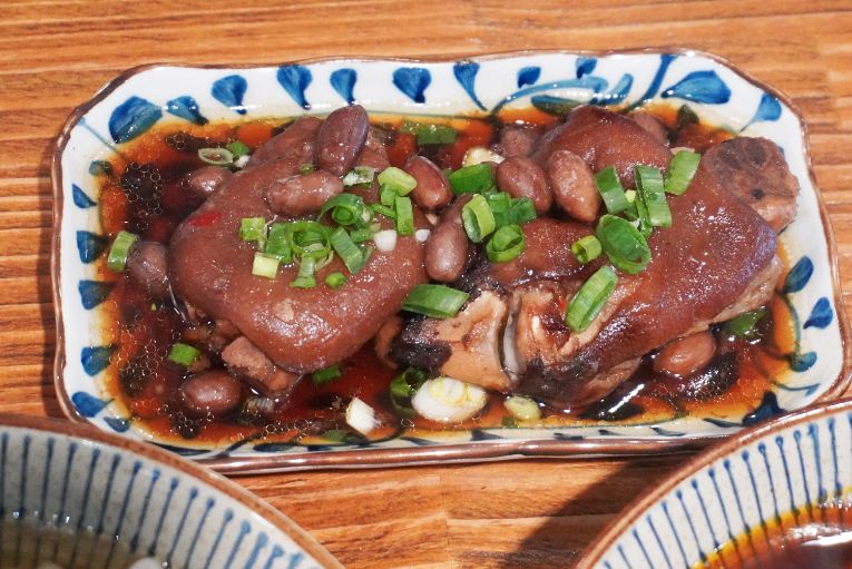 台北中山｜東館牛麵食館｜朝日新聞兩度報導，湯頭以天然中藥搭配番茄熬製而成，濃郁醇厚，牛肉帶筋口感Q彈