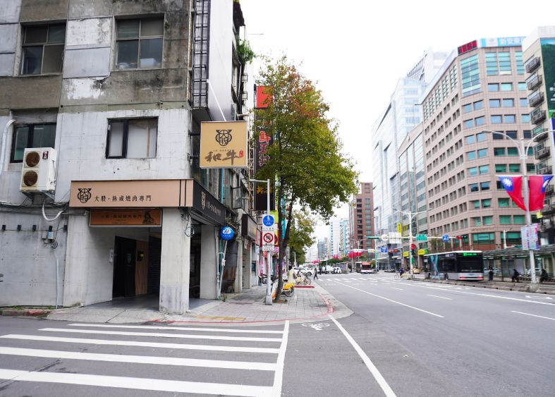 台北中山｜東館牛麵食館｜朝日新聞兩度報導，湯頭以天然中藥搭配番茄熬製而成，濃郁醇厚，牛肉帶筋口感Q彈