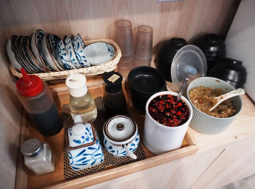 台北中山｜東館牛麵食館｜朝日新聞兩度報導，湯頭以天然中藥搭配番茄熬製而成，濃郁醇厚，牛肉帶筋口感Q彈