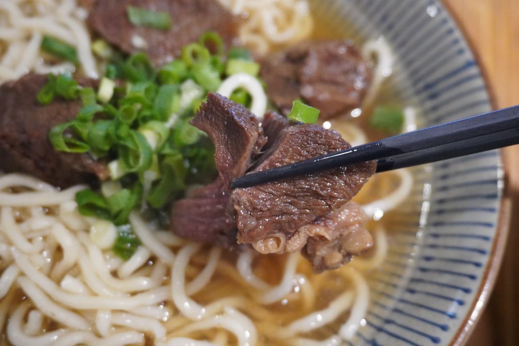 台北中山｜東館牛麵食館｜朝日新聞兩度報導，湯頭以天然中藥搭配番茄熬製而成，濃郁醇厚，牛肉帶筋口感Q彈