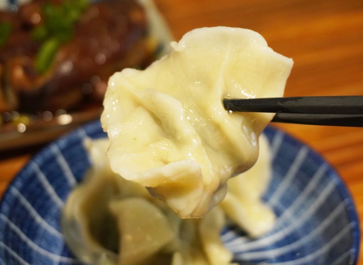 台北中山｜東館牛麵食館｜朝日新聞兩度報導，湯頭以天然中藥搭配番茄熬製而成，濃郁醇厚，牛肉帶筋口感Q彈