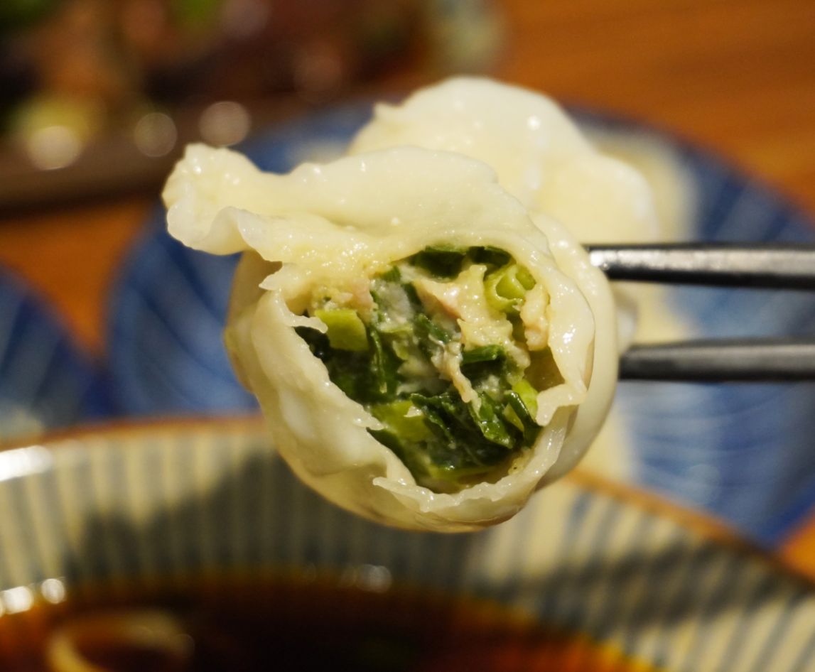 台北中山｜東館牛麵食館｜朝日新聞兩度報導，湯頭以天然中藥搭配番茄熬製而成，濃郁醇厚，牛肉帶筋口感Q彈