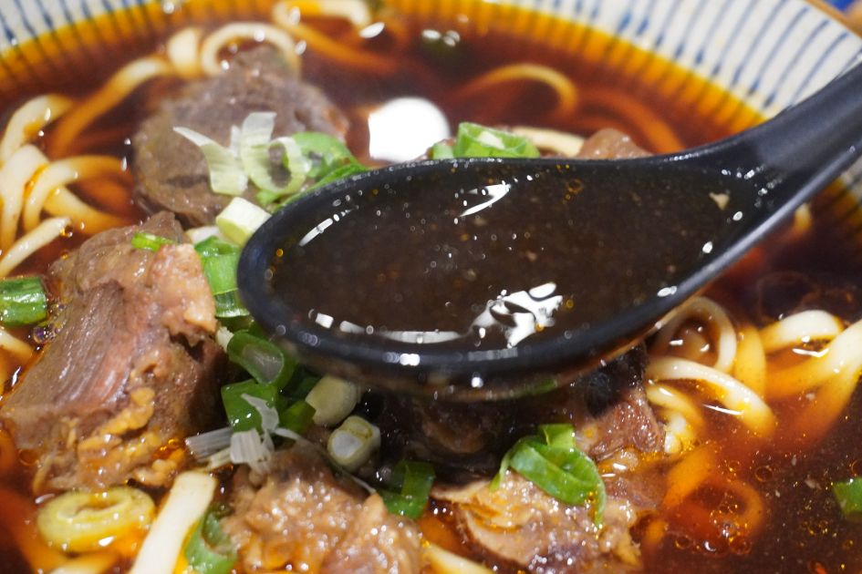台北中山｜東館牛麵食館｜朝日新聞兩度報導，湯頭以天然中藥搭配番茄熬製而成，濃郁醇厚，牛肉帶筋口感Q彈