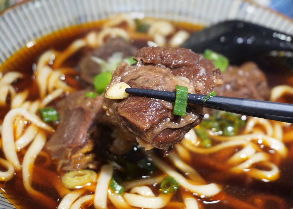 台北中山｜東館牛麵食館｜朝日新聞兩度報導，湯頭以天然中藥搭配番茄熬製而成，濃郁醇厚，牛肉帶筋口感Q彈