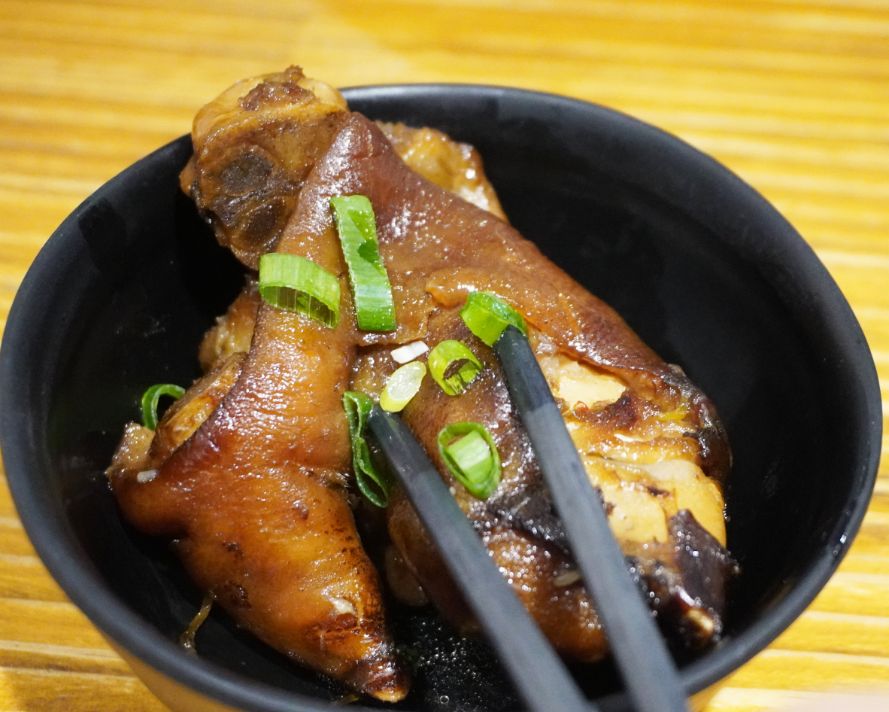 台北中山｜東館牛麵食館｜朝日新聞兩度報導，湯頭以天然中藥搭配番茄熬製而成，濃郁醇厚，牛肉帶筋口感Q彈