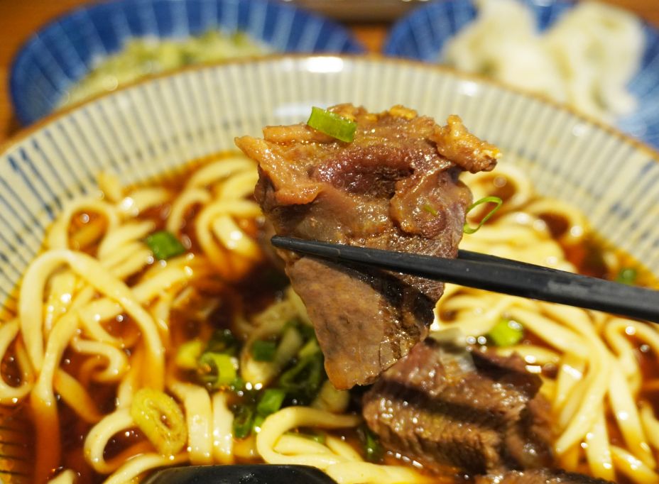 台北中山｜東館牛麵食館｜朝日新聞兩度報導，湯頭以天然中藥搭配番茄熬製而成，濃郁醇厚，牛肉帶筋口感Q彈