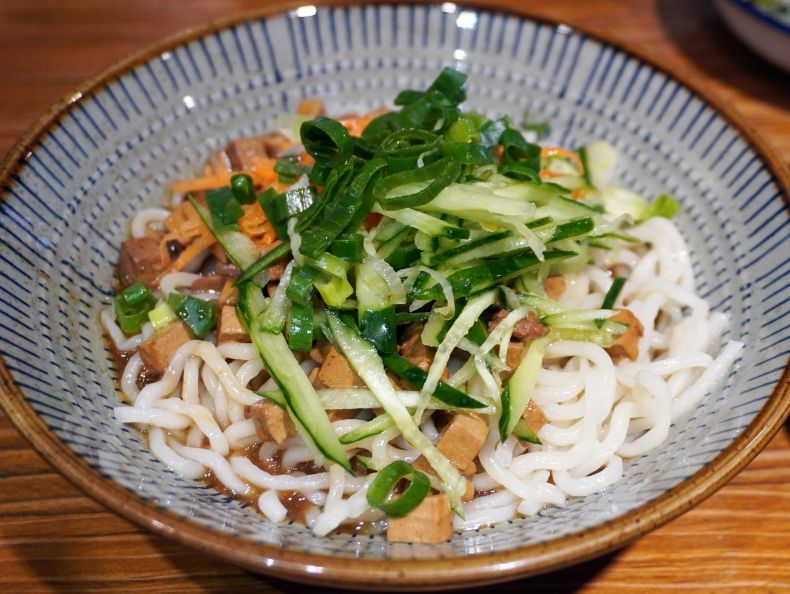 台北中山｜東館牛麵食館｜朝日新聞兩度報導，湯頭以天然中藥搭配番茄熬製而成，濃郁醇厚，牛肉帶筋口感Q彈